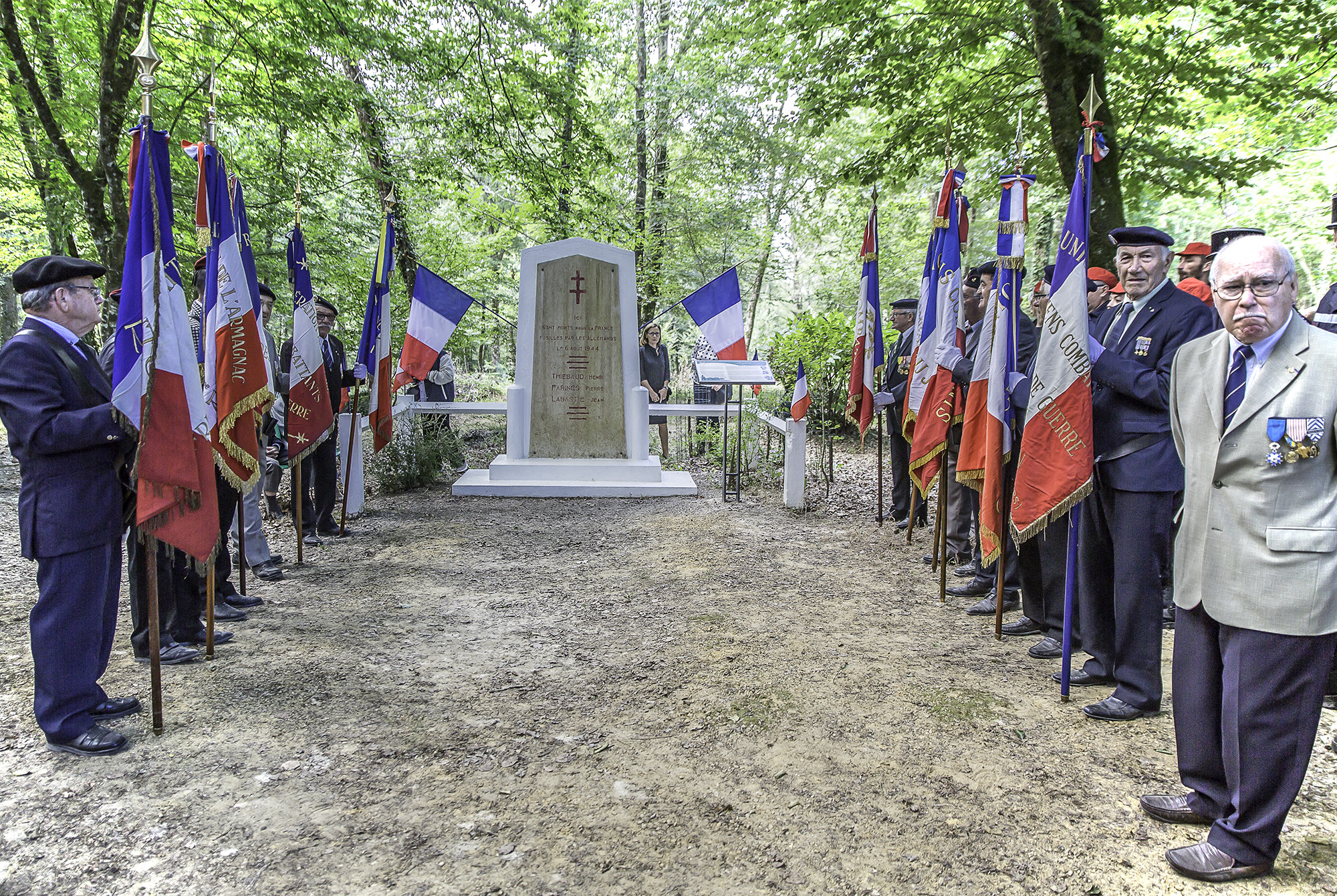 12 Dispositif des porte-drapeaux 1bis 060817.jpg