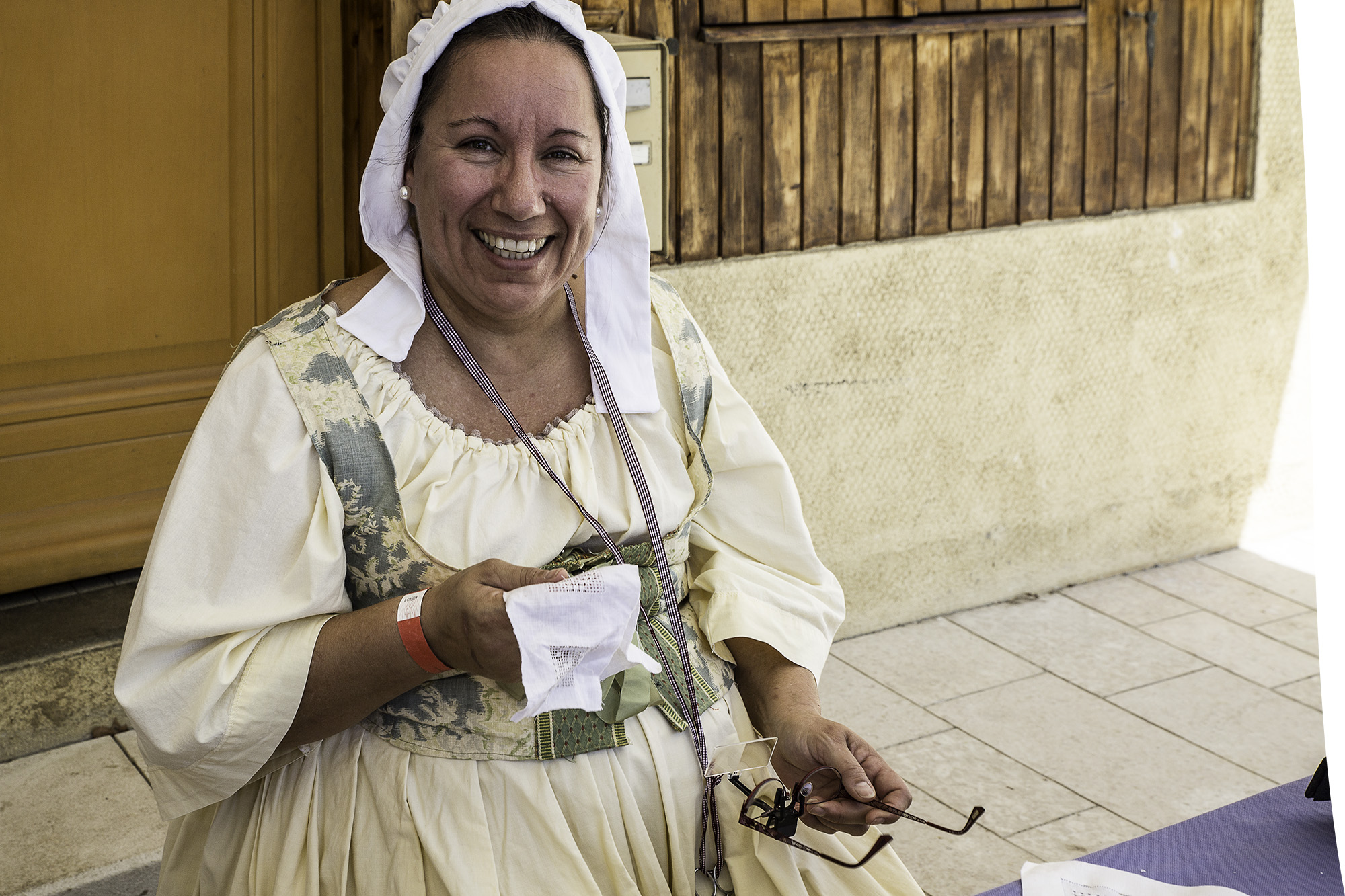 8bis La brodeuse avec ses lunettes spéciales 1bis 130817.jpg
