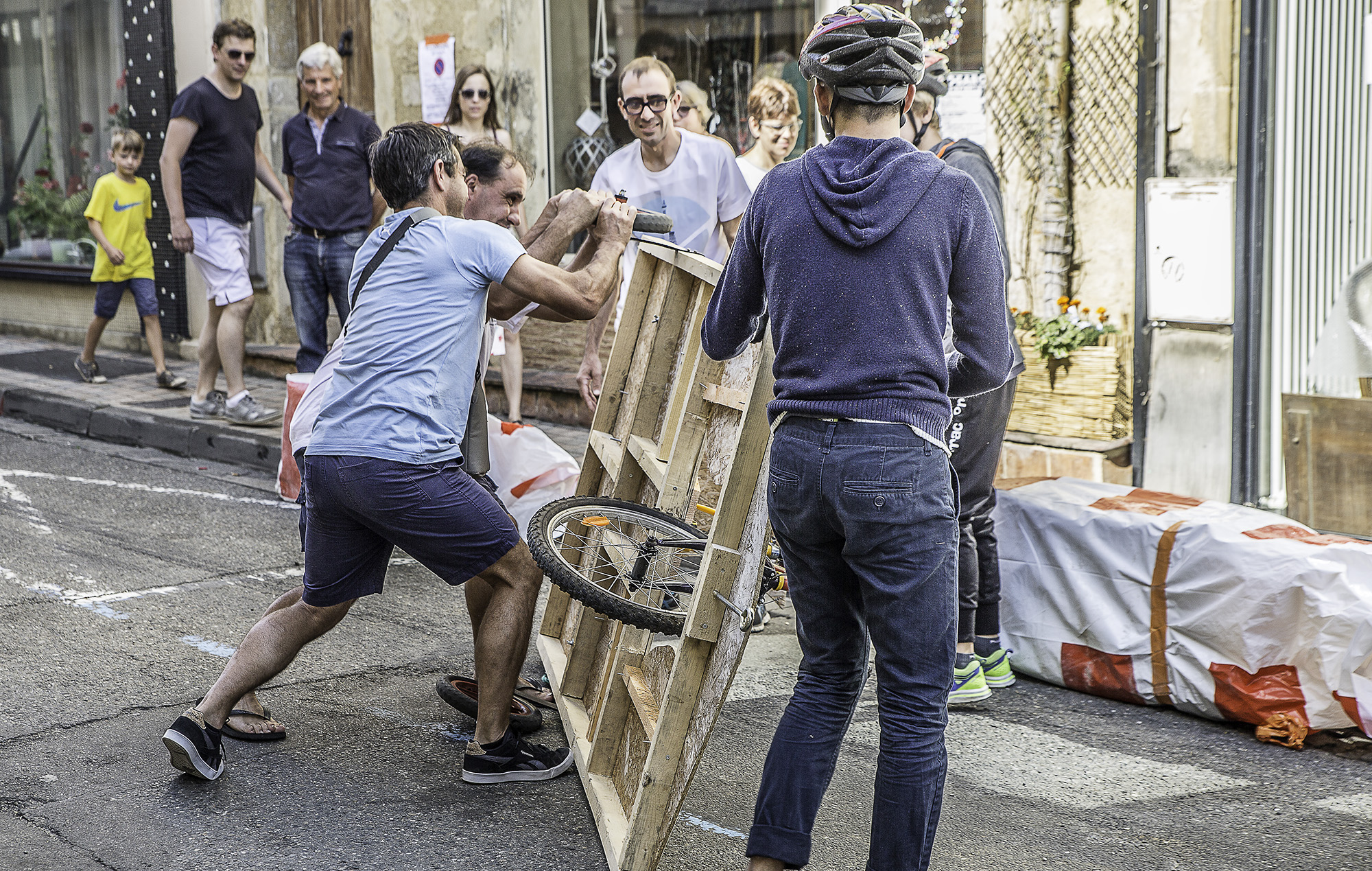 11 On répare la roue 1bis 140817.jpg