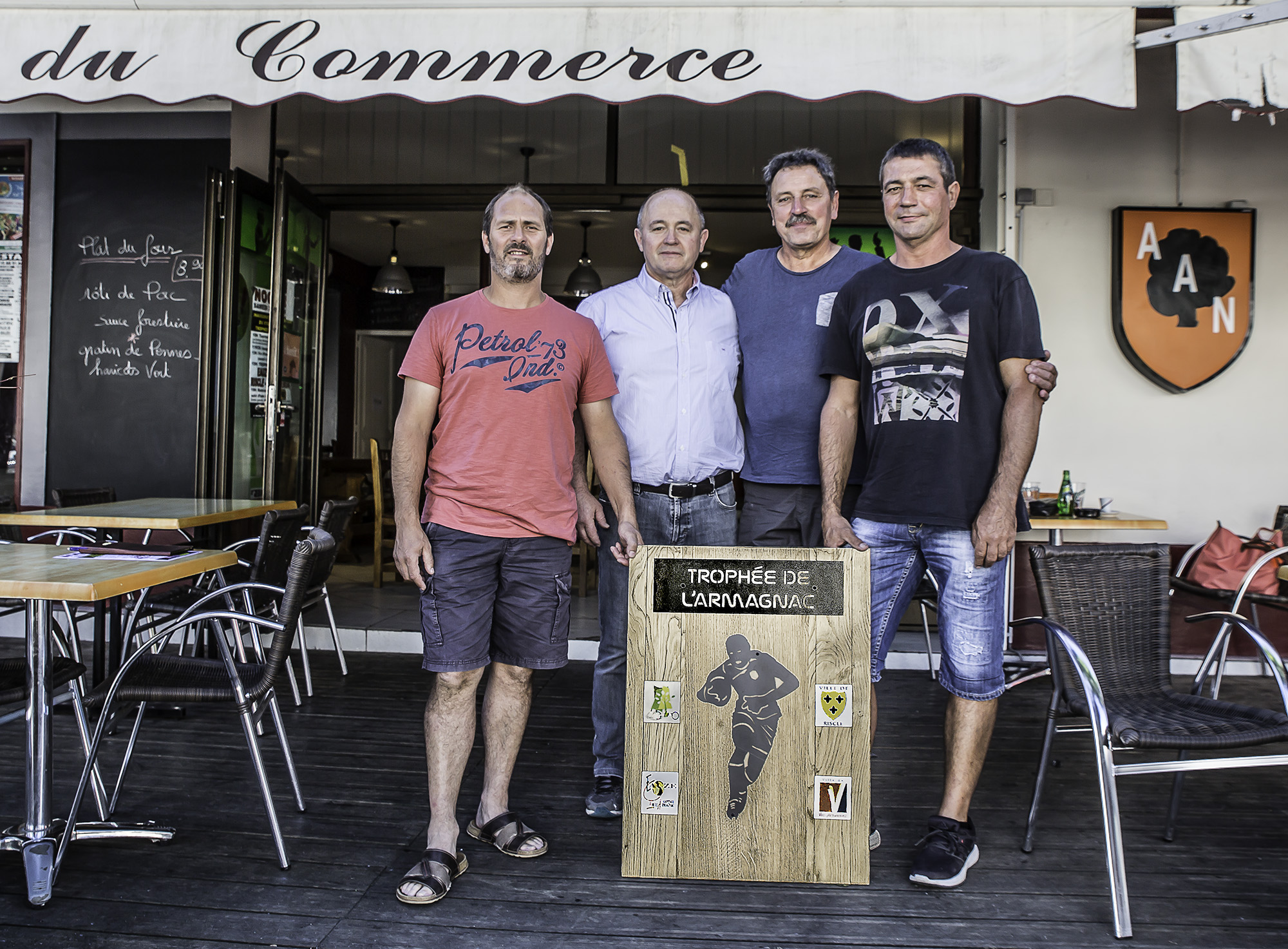 3 Les mêmes, plus Michel Baradat et Jacque Daunes, devant le Café du commerce, siège de l'AAN 1bis 210817.jpg
