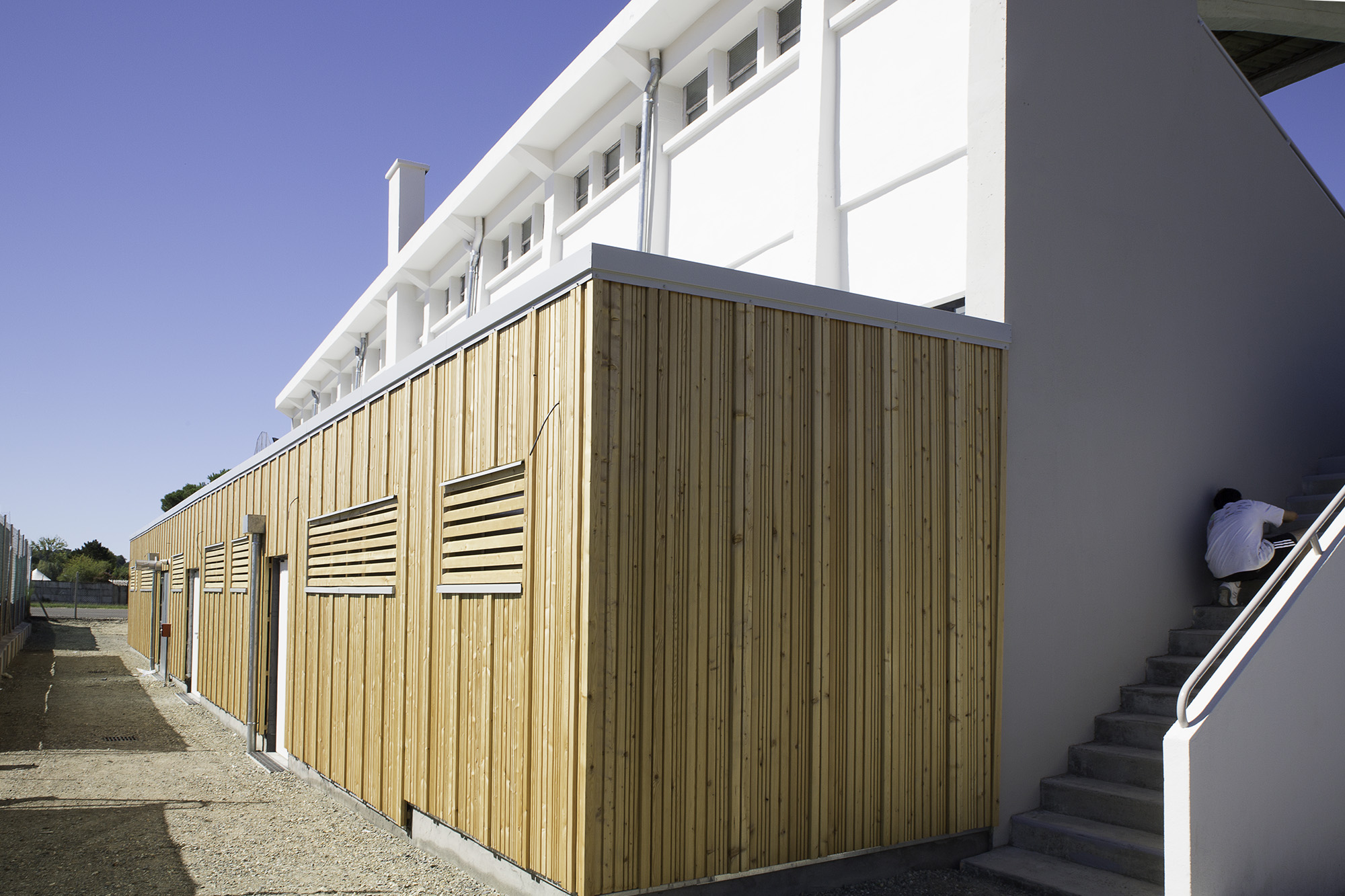 7 L'arrière des tribunes des vestiaires et de l'infirmerie 1bis 210817.jpg