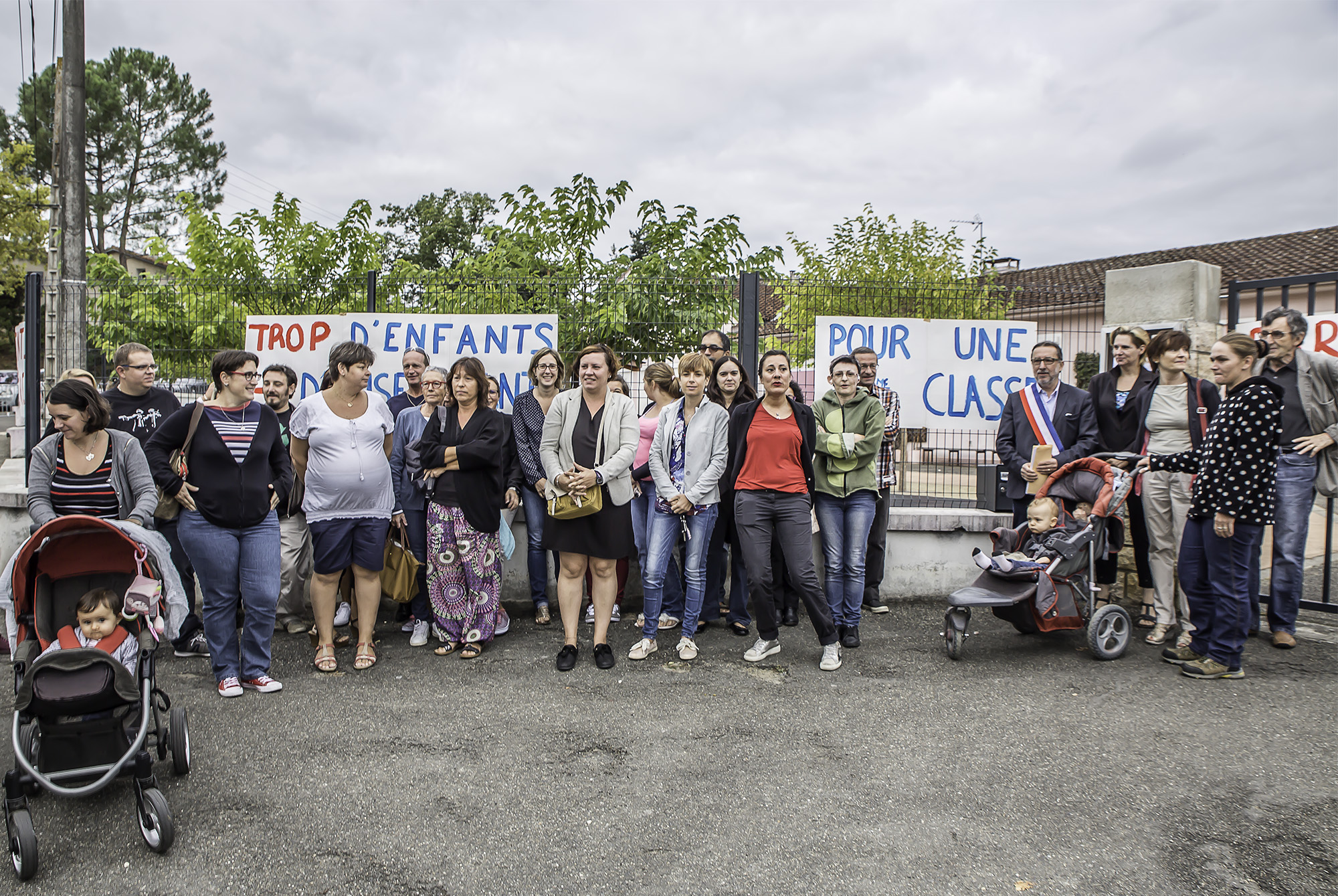 1 Parents CM et maire devant la maternelle 1bis 080917.jpg
