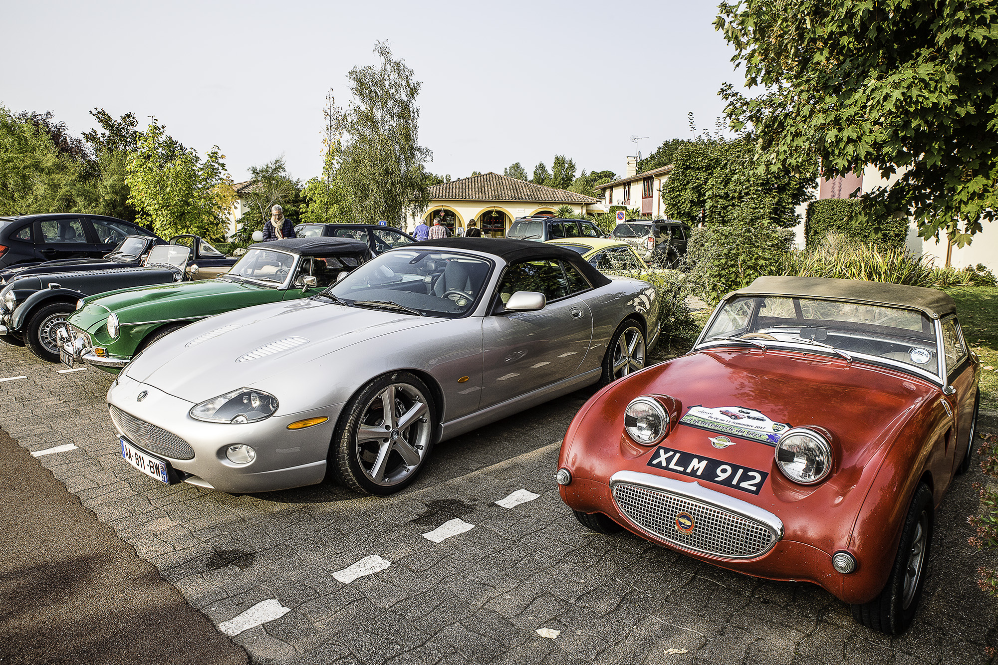 6 Une Austin Healey rouge à côté de la Jaguar au Solenca  1bis 060917.jpg