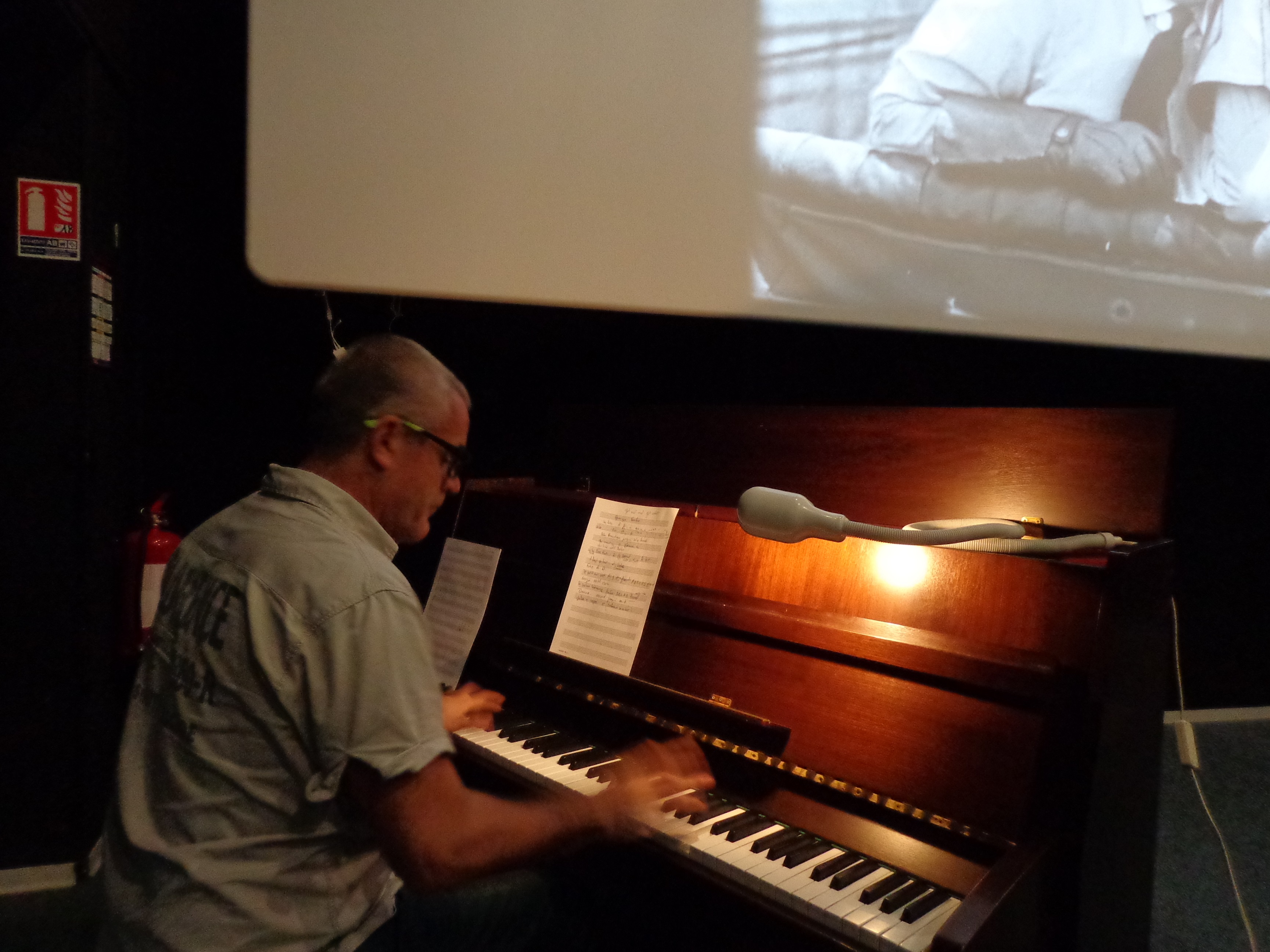 Hakim au piano devant l'écran.JPG