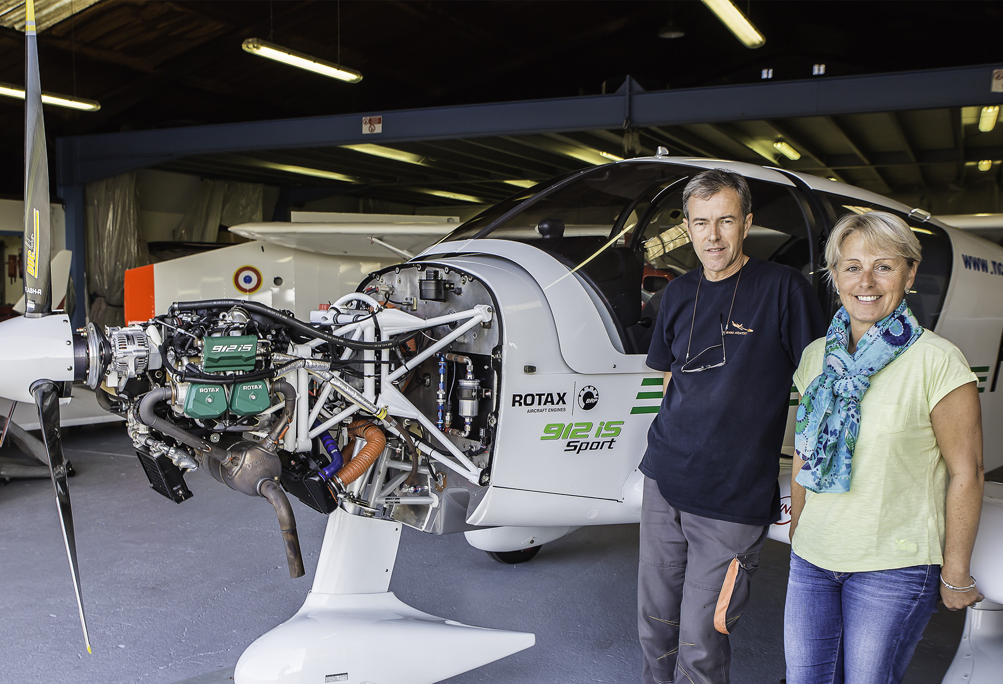 1bis Gilles Aurensan et Karine Baillou avec avion équipé Rotax 1bis 181017.jpg