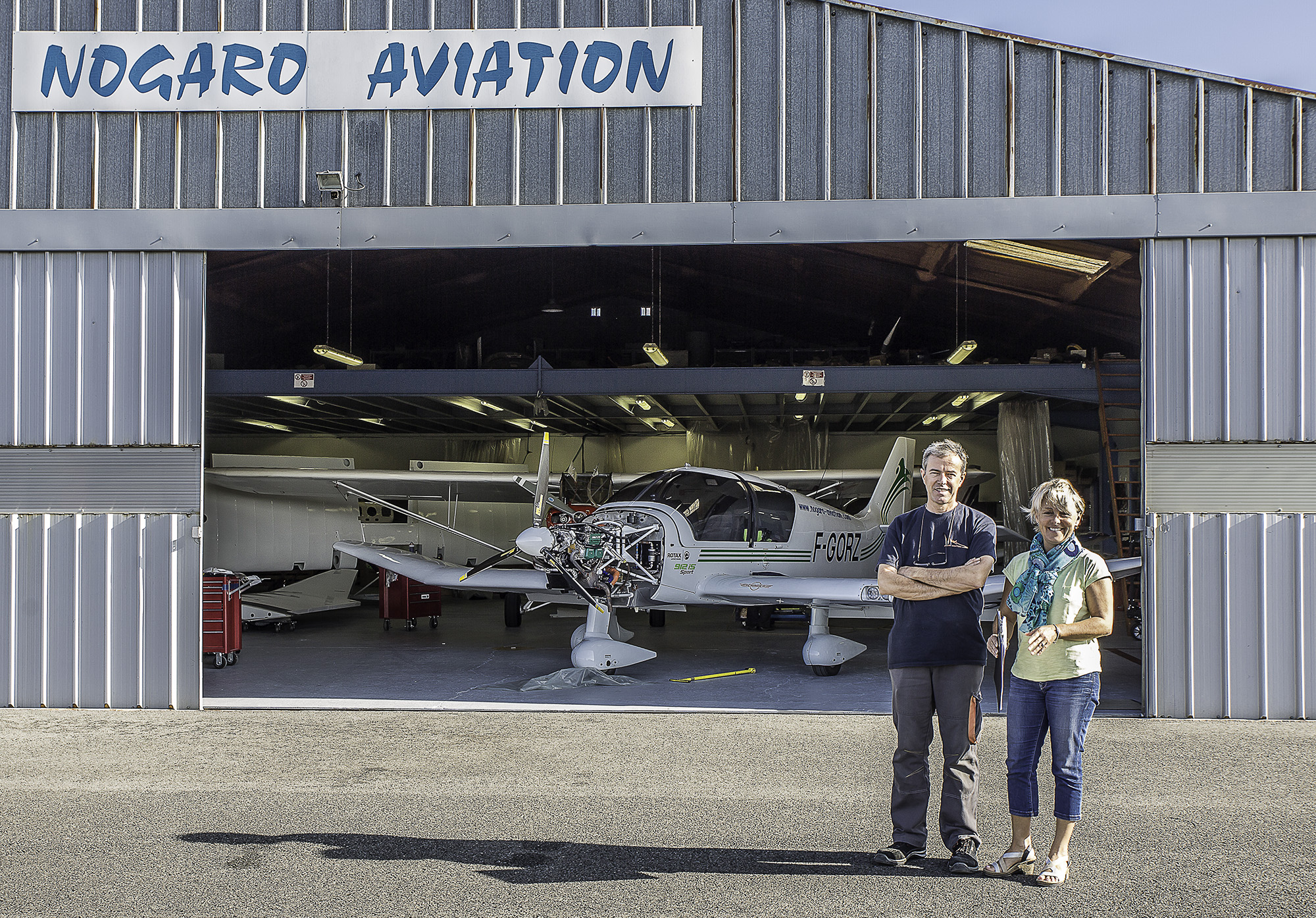 4bis Gilles Aurensan et Karine Baillou devant le hangar 1bis 181017.jpg