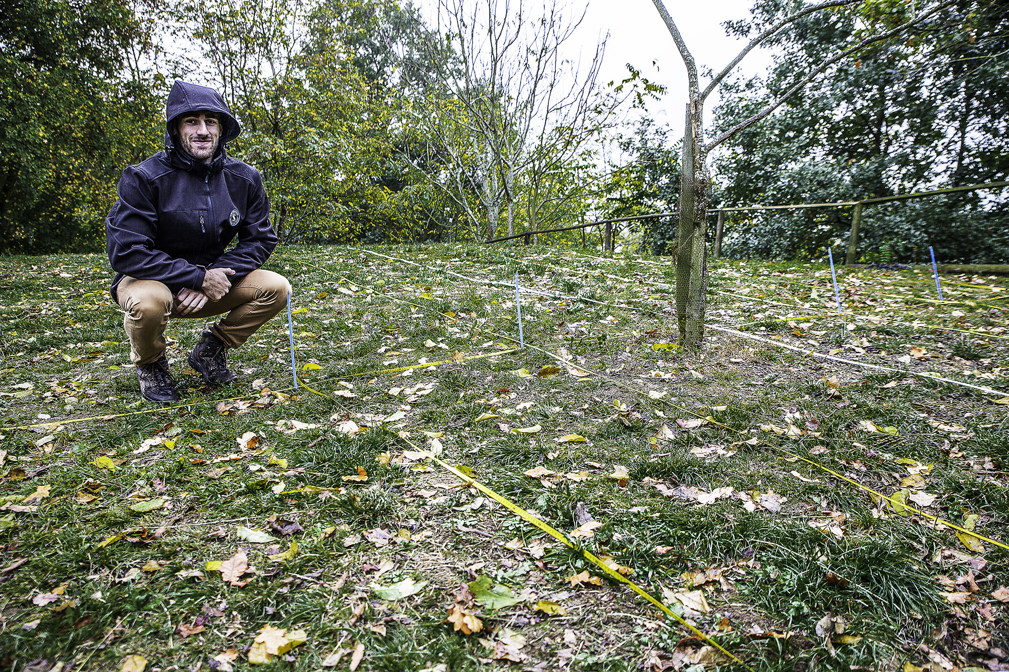 9 Le terrain est quadrillé et millimétré ici un stagiaire sous la pluie 1bis 191017.jpg