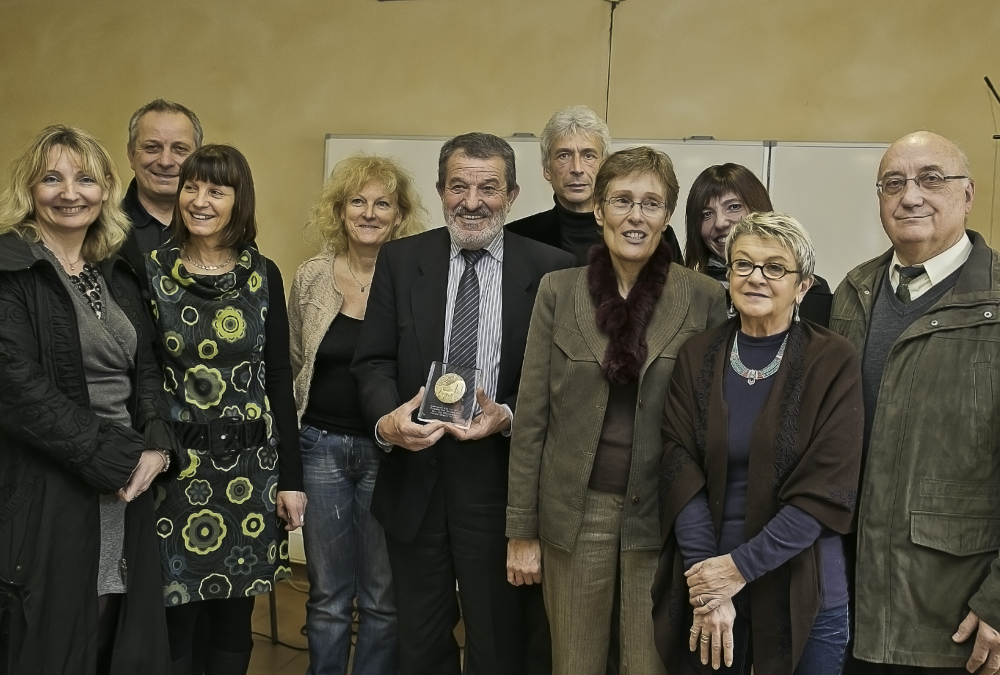 Jean-Pierre Pujol avec la médaille au milieu des partenaires Slime 1bis 060213.jpg