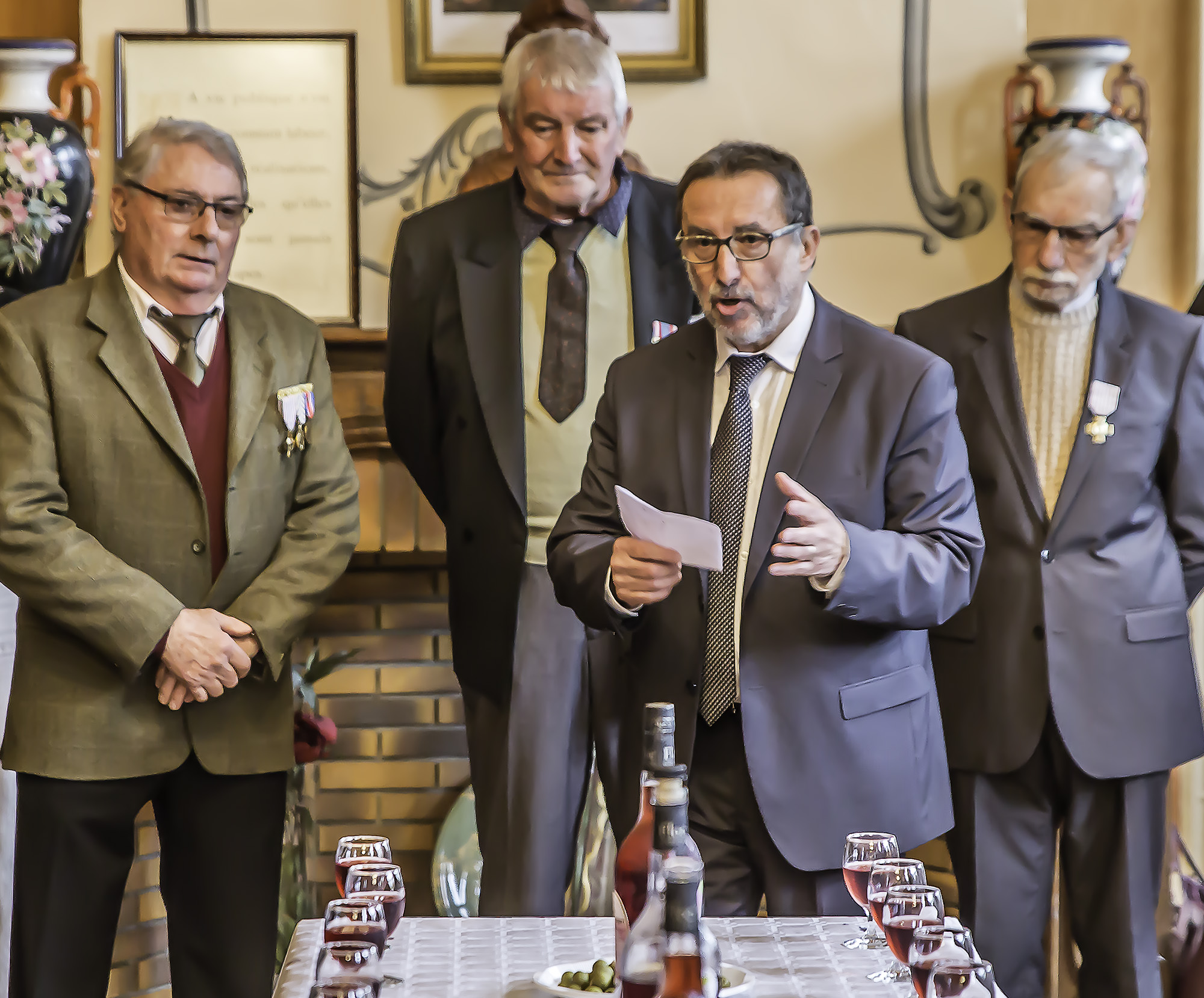 8 Christian Peyret avec Gérard Bragagnolo au pot en l'honneur des deux médaillés 1bis 111117.jpg