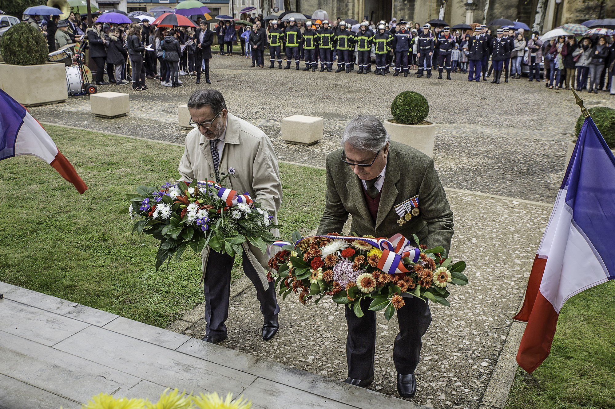 4 Dépôt de gerbee par Christian Peyret et gérard Bragagnolo 1bis 111117.jpg