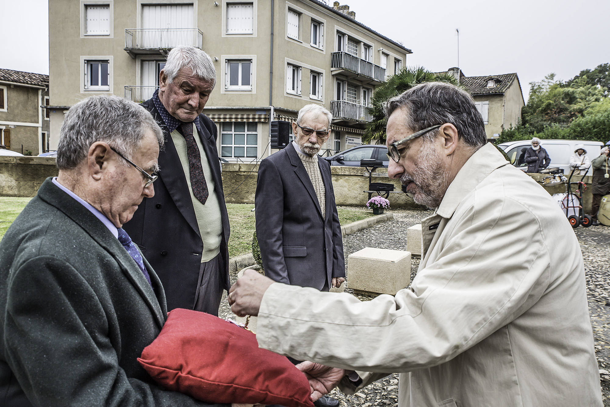 1 Christian Peyret remet leurs médailles à René Bottacin et à Roland Carrère 1bis 111117.jpg