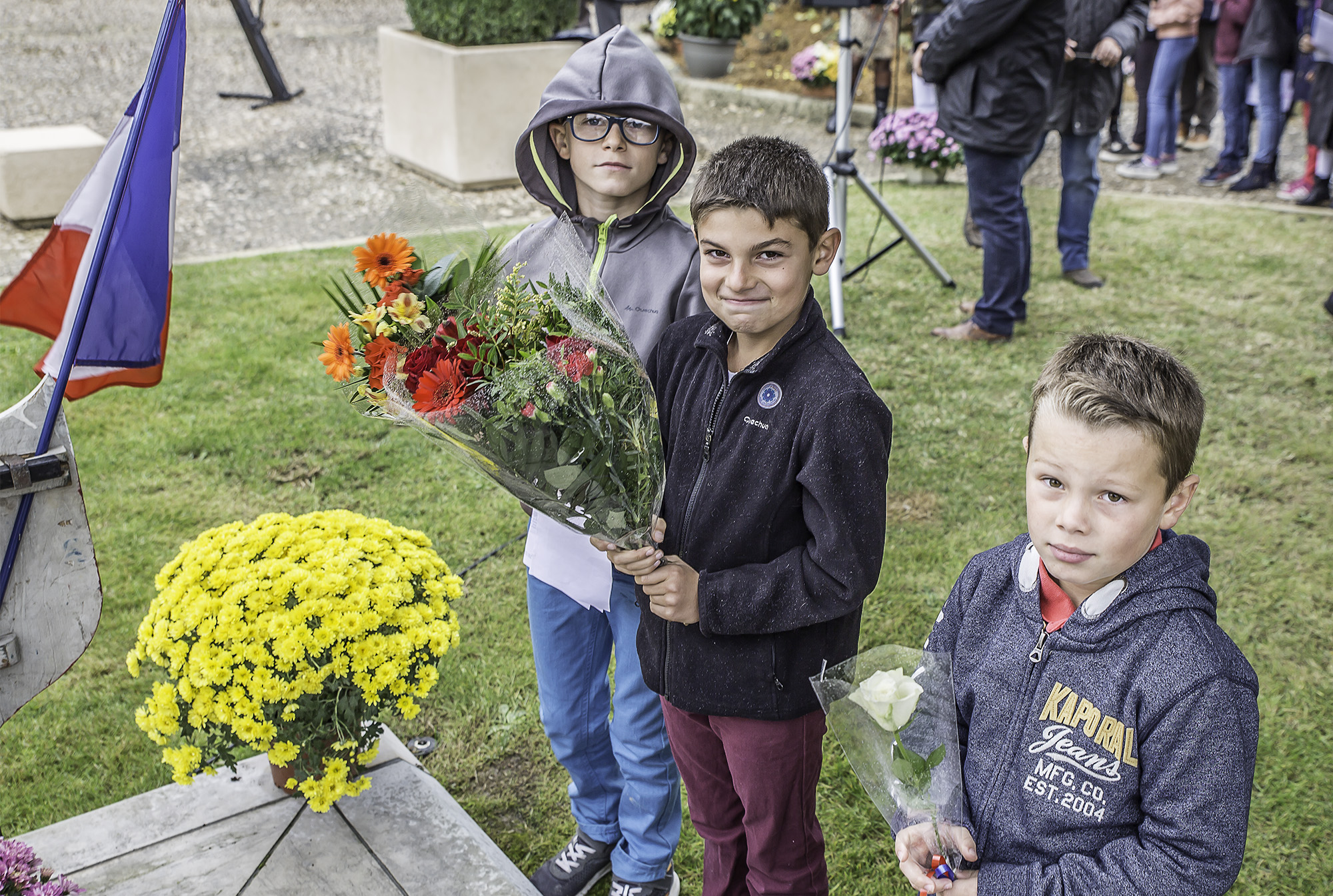 3 Les enfants déposent des fleurs 1bis 111117.jpg