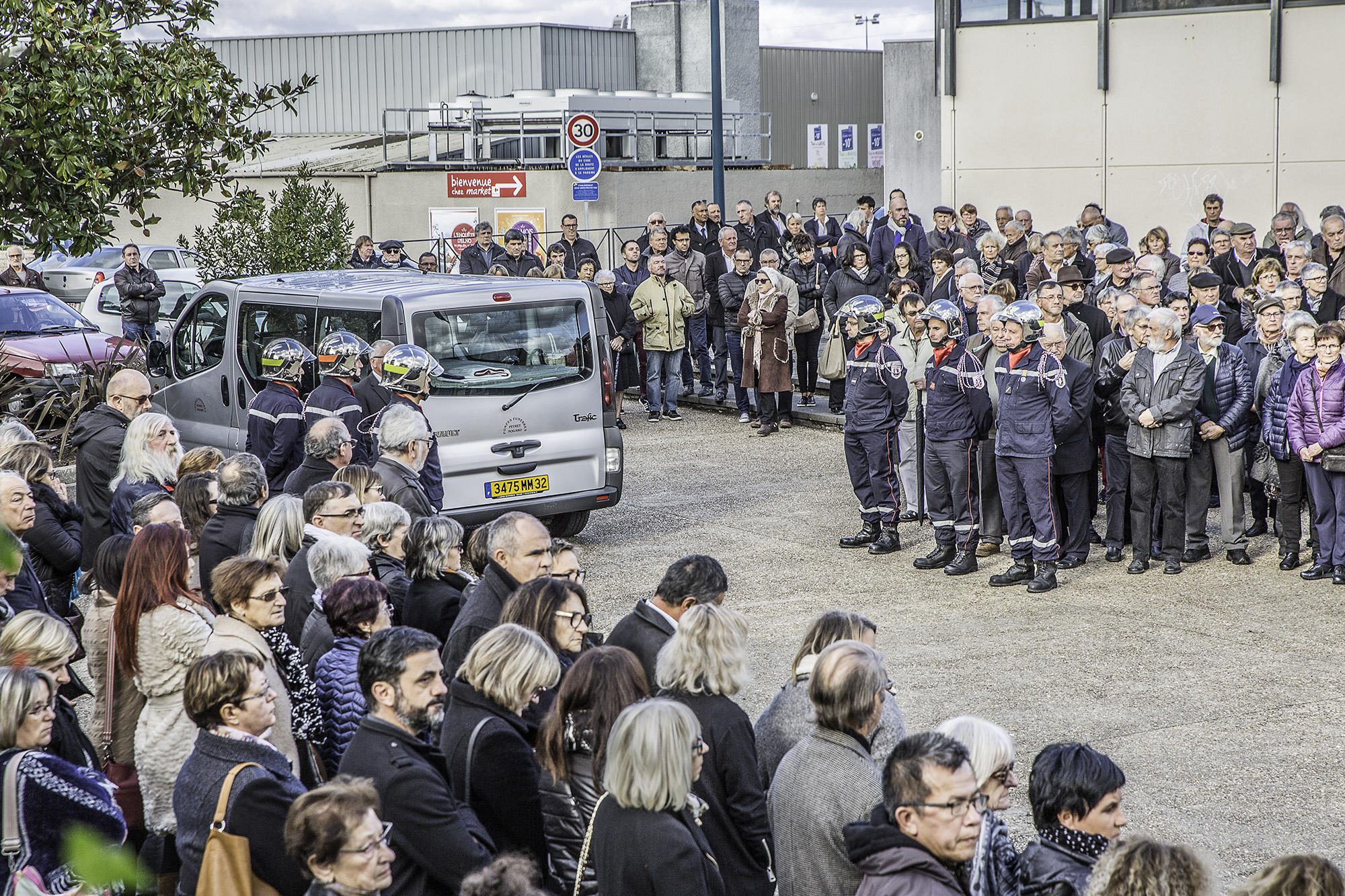 3 Les sapeurs-pompiers attendent la famille pour predre le cercueil 1bis 131117.jpg