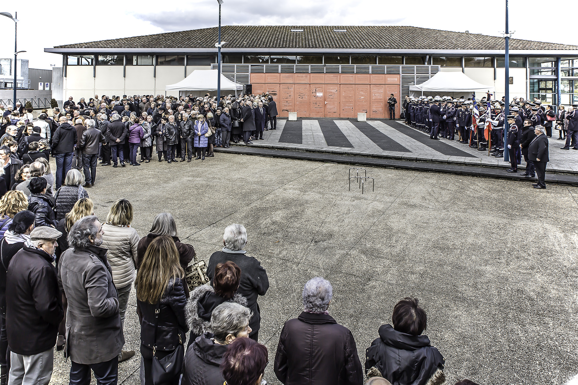 2 La foule attend 1bis 131117.jpg