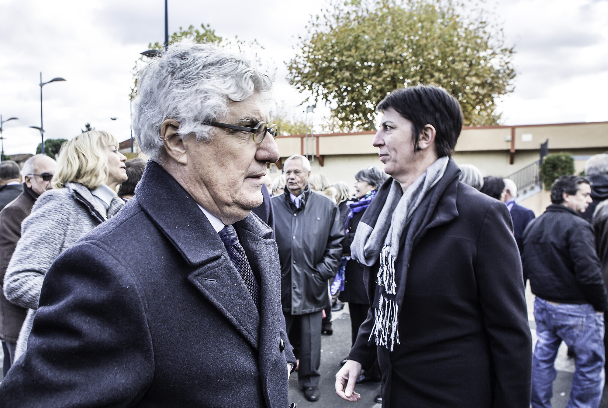 1 Philippe Martin et Isabelle Tintané au milieu de la foule en attente 1bis 131117.jpg