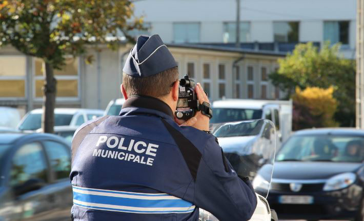 POLICIER MUNICIPAL AUX JUMELLES - Copie.jpg