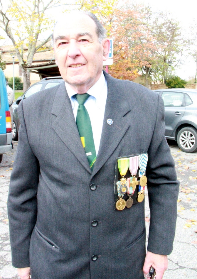 Roger Lescarmoutier porte drapeaux multi médaillé.JPG