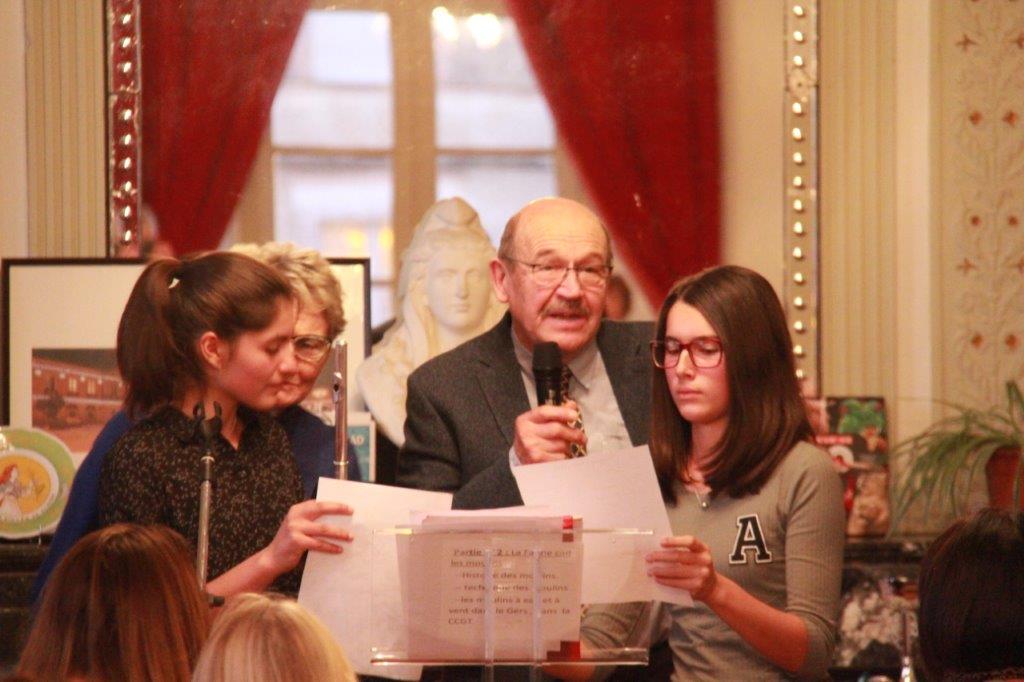 J-Claude Ariès et son cadeau spectacle.jpg