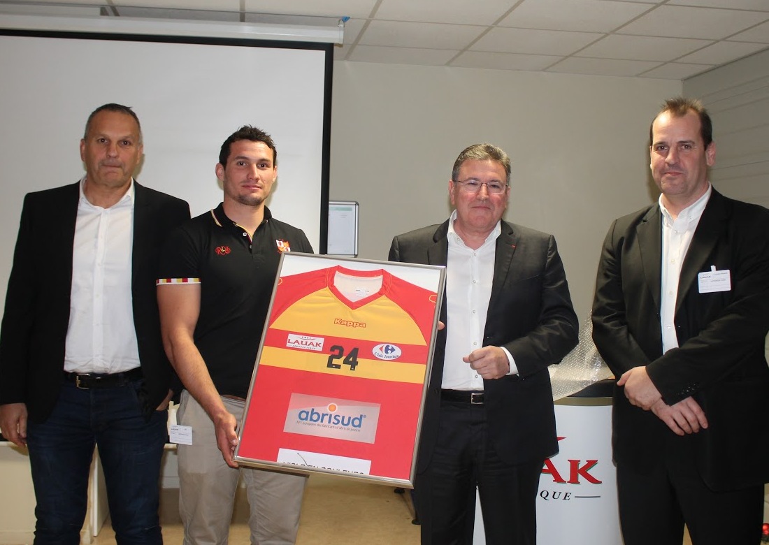 PATRICK LORS REMISE MAILLOT A JM CHARRITTON.JPG