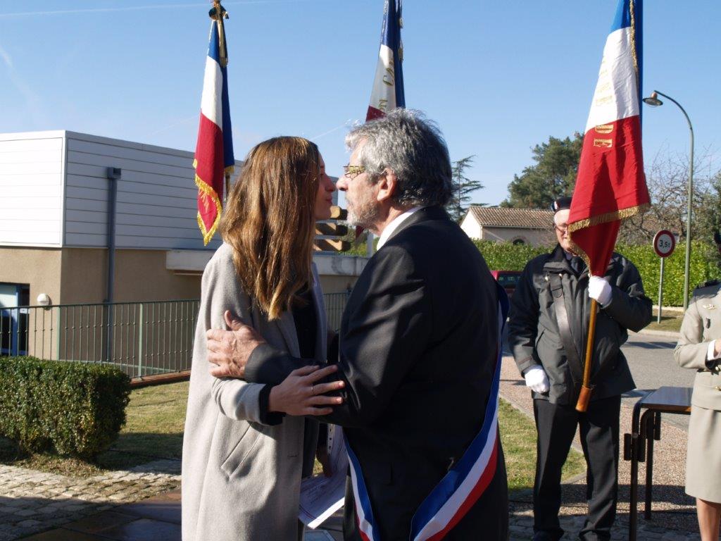 Ilona Barerre félicitée par Roger Heiniger.jpg