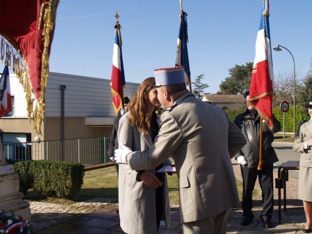 Ilona, félicitée par le Capitaine Marc Pecheur.jpg