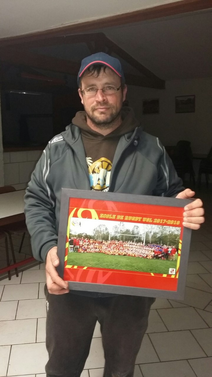 2017 11 MARIUS REMETTANT A SON PERE J-Y COLLONGES PHOTO ENCADREE MEMBRES.jpg