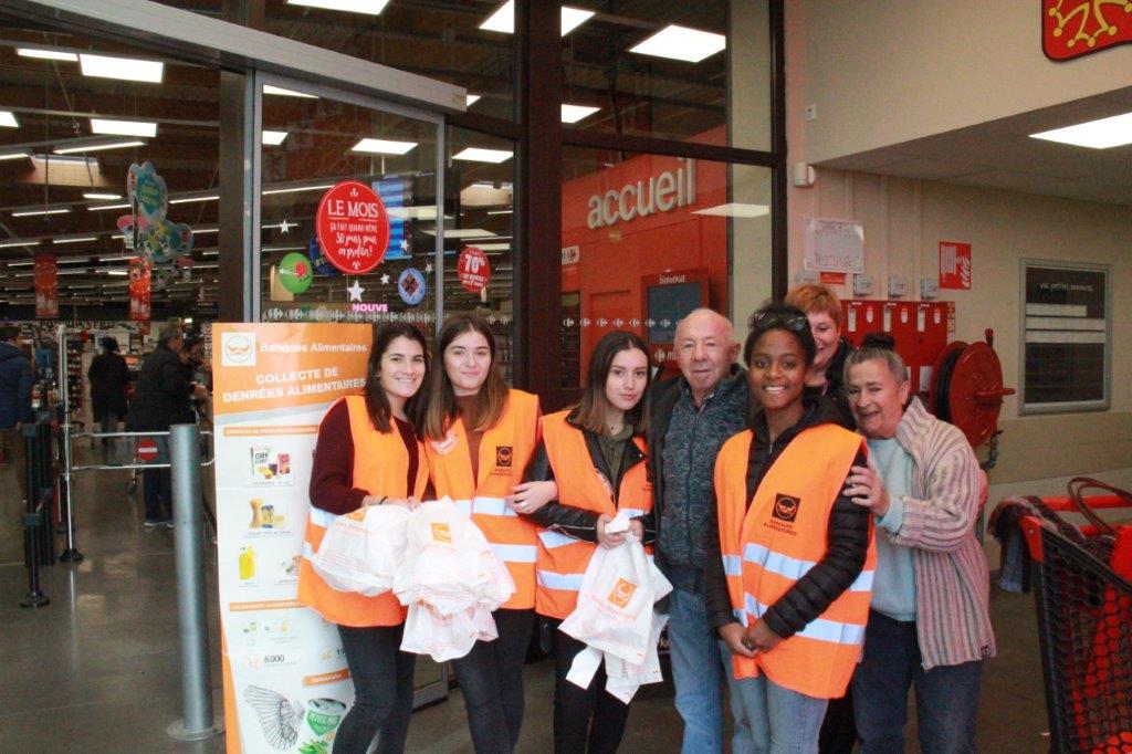 Fernand Abadie au milieu des lycéennes à Carrefour.jpg