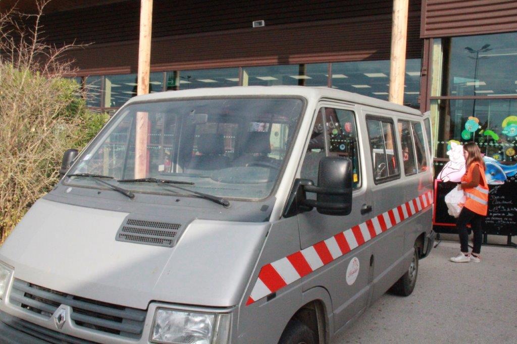 véhicule pour stock et transport des denrées offertes.jpg