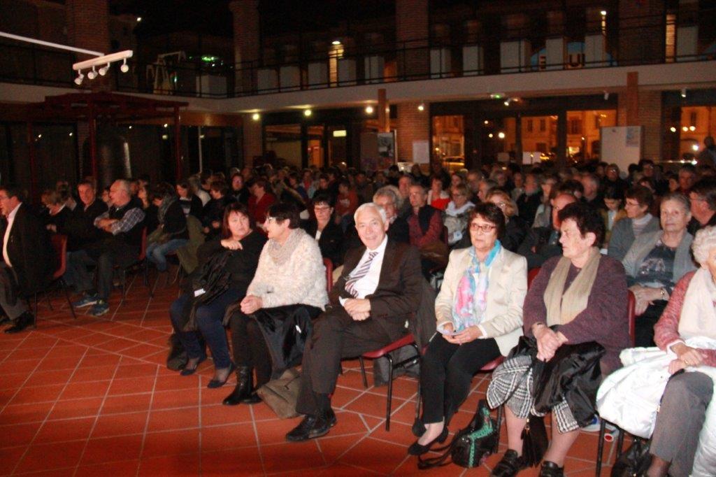 UNE PARTIE DES AUTORITES DEVANT LE PUBLIC.jpg
