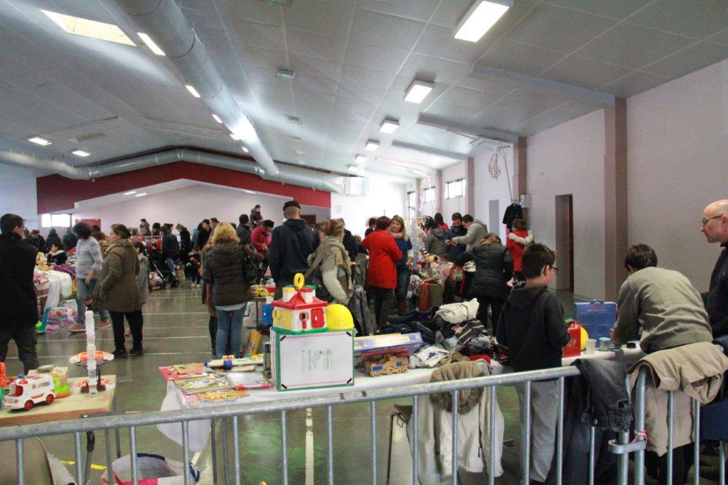 SALLE POLYVALENTE BIEN ACHALANDEE EN JOUETS.JPG
