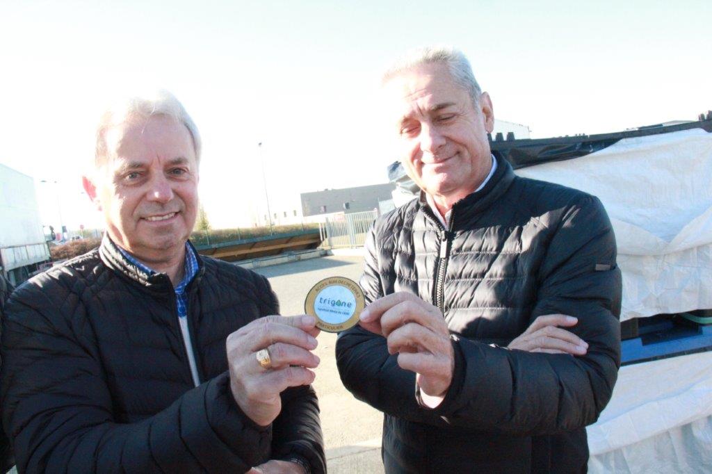 PATRICK DUBOSC ET FRANCIS DUPOUEY PRESENTANT LE MACARON.jpg