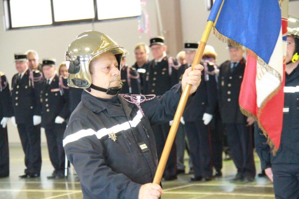 PASSATION DE COMMANDEMENT le lt Prevost rend son drapeau au cl Meunier.jpg