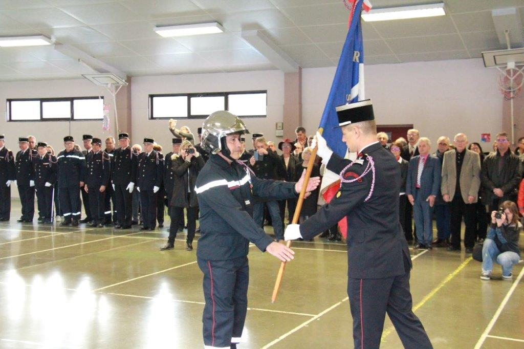 PASSATION DE COMMANDEMENT le cl meunier remet son drapeau au lt nadalutti.jpg