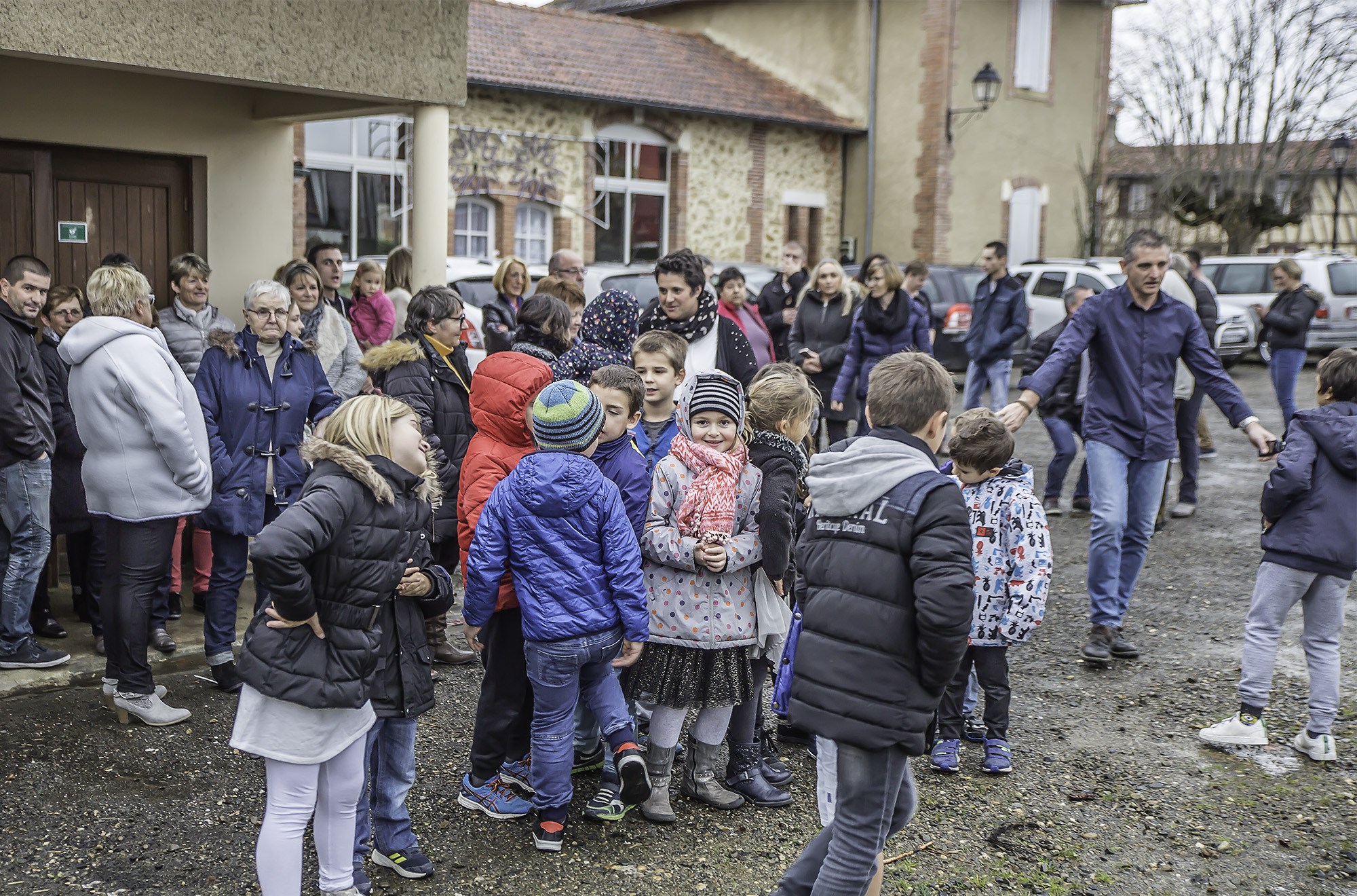 1 Les enfants attendent le Père Noël à Sorbets 1bis 101217.jpg