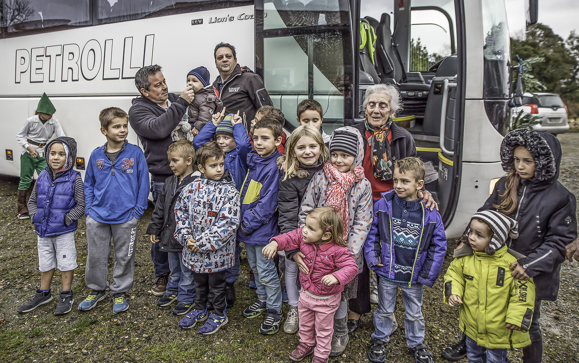 2bis Les enfants entourent la doyenne et lepetit Léo 1bis 101217.jpg