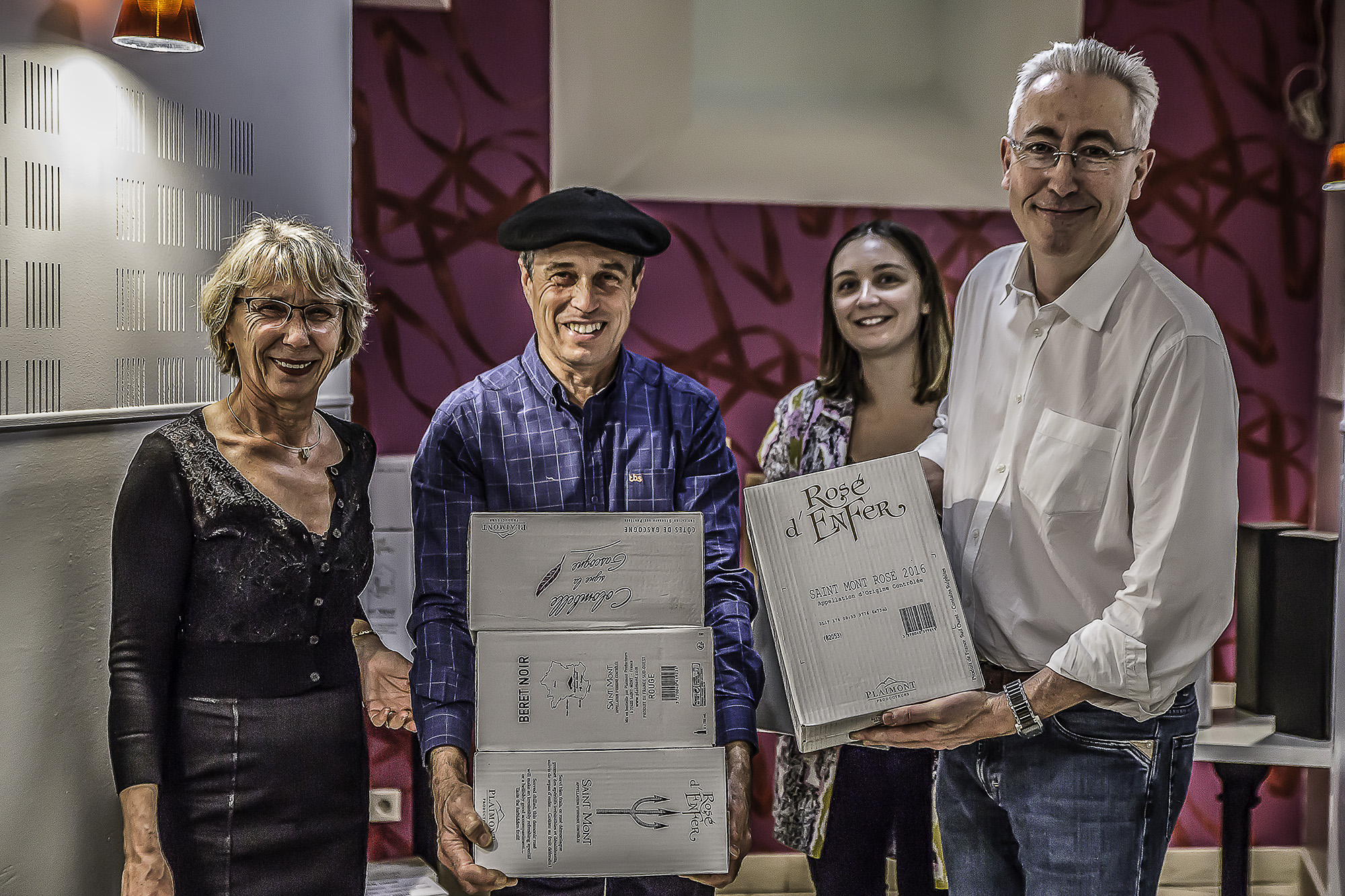 3 Régine Sernesse reçoit son lot avec Perrine Régis Dupuy et Bruno Gilardi 1bis 141217.jpg