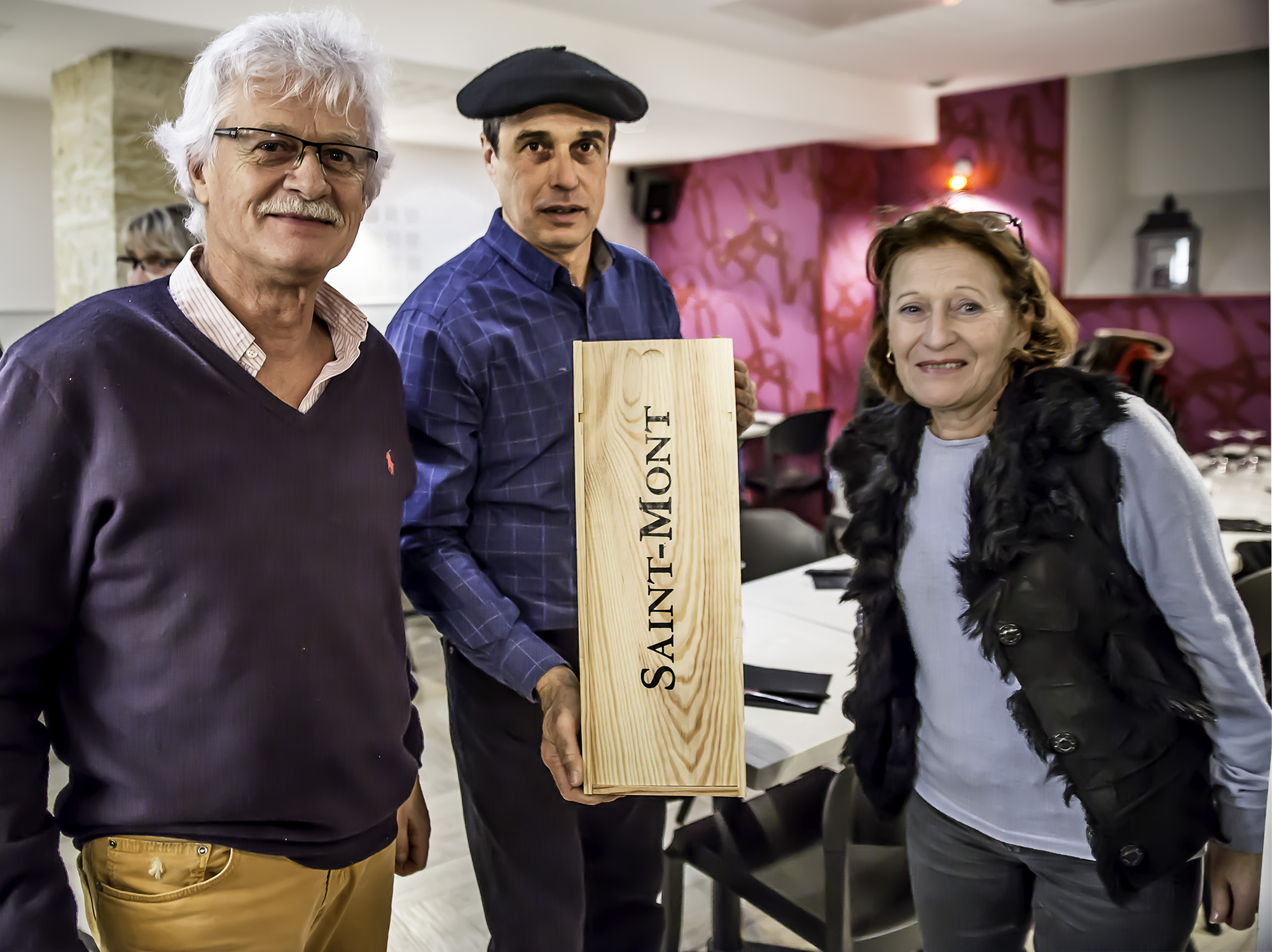 6 Régis Dupuy et les Tissus d'Oc montrent un magnum cadeau 1bis 141217.jpg