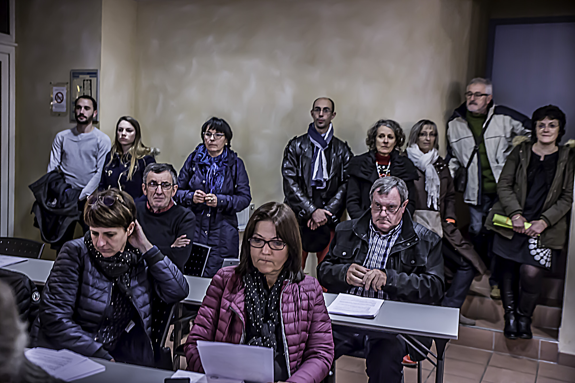 2 Les personnes debout accompagnent le Dr Larcher 1bis 111217.jpg