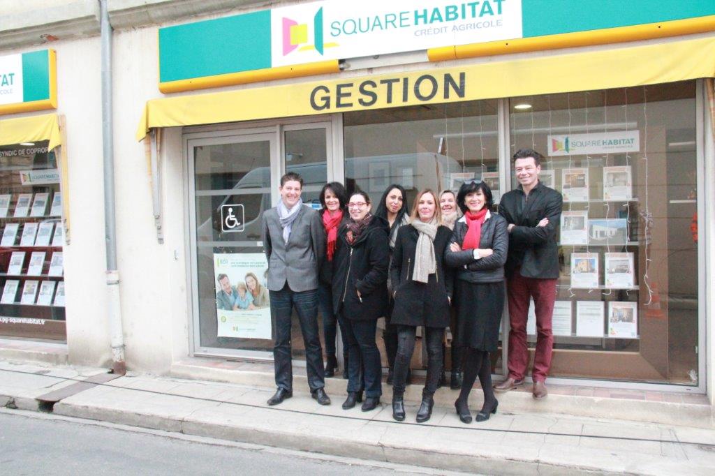 les huit agents devant leurs nouveaux locaux.JPG