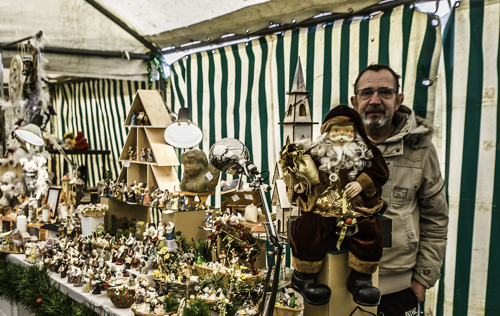 3 Stand de personnages miniatures 1bis 171217.jpg