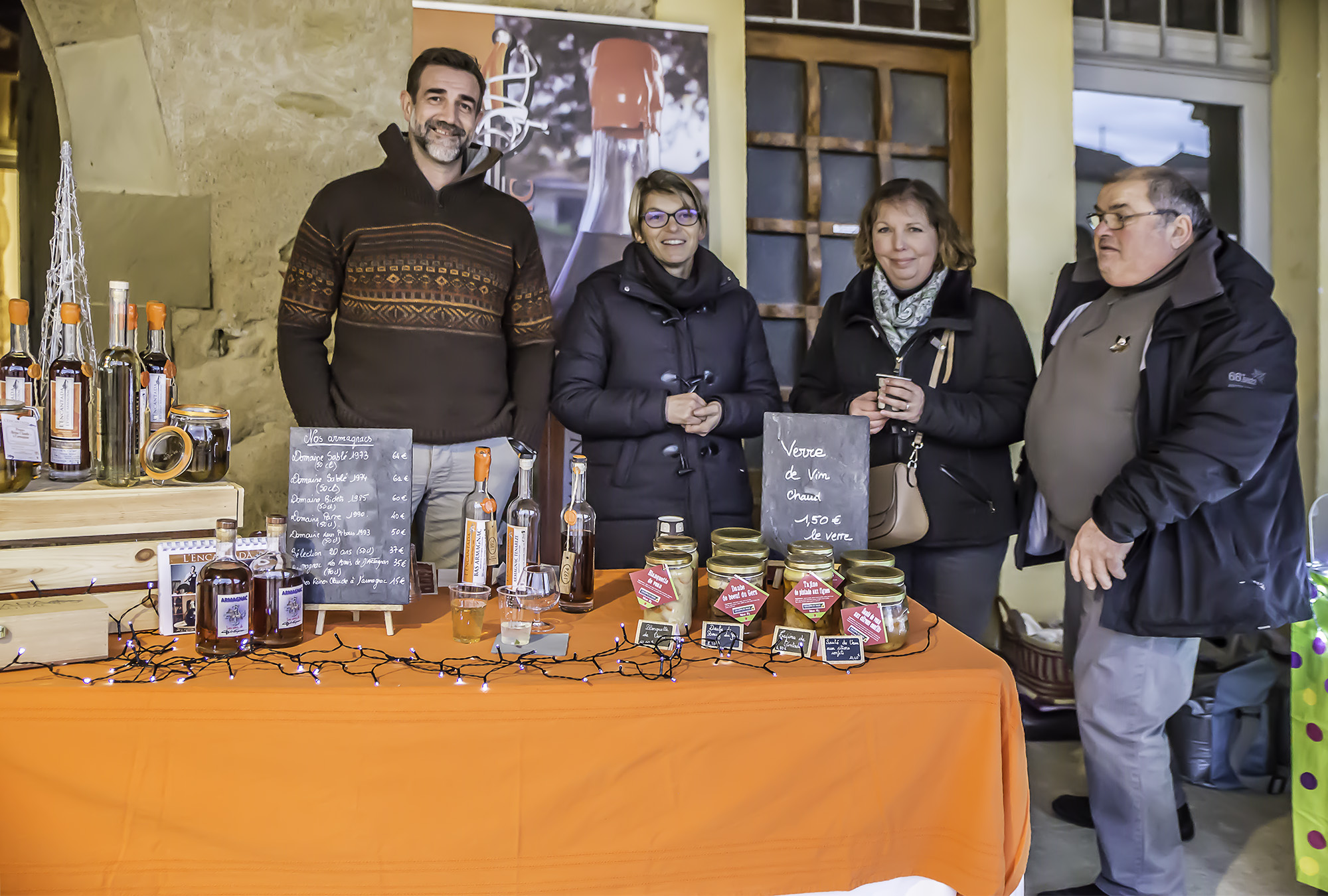 10 Le stand de vin chaud avec Isabelle Fourquet et Maxime Fillos 1bis 171217.jpg