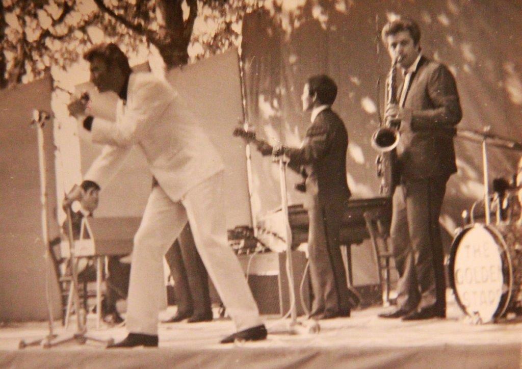 1962 Johnny au Vélodrome le Placia à L'ISLE JOURDAIN pour la fête annuelle. PHOTO PERSONNELLE.JPG
