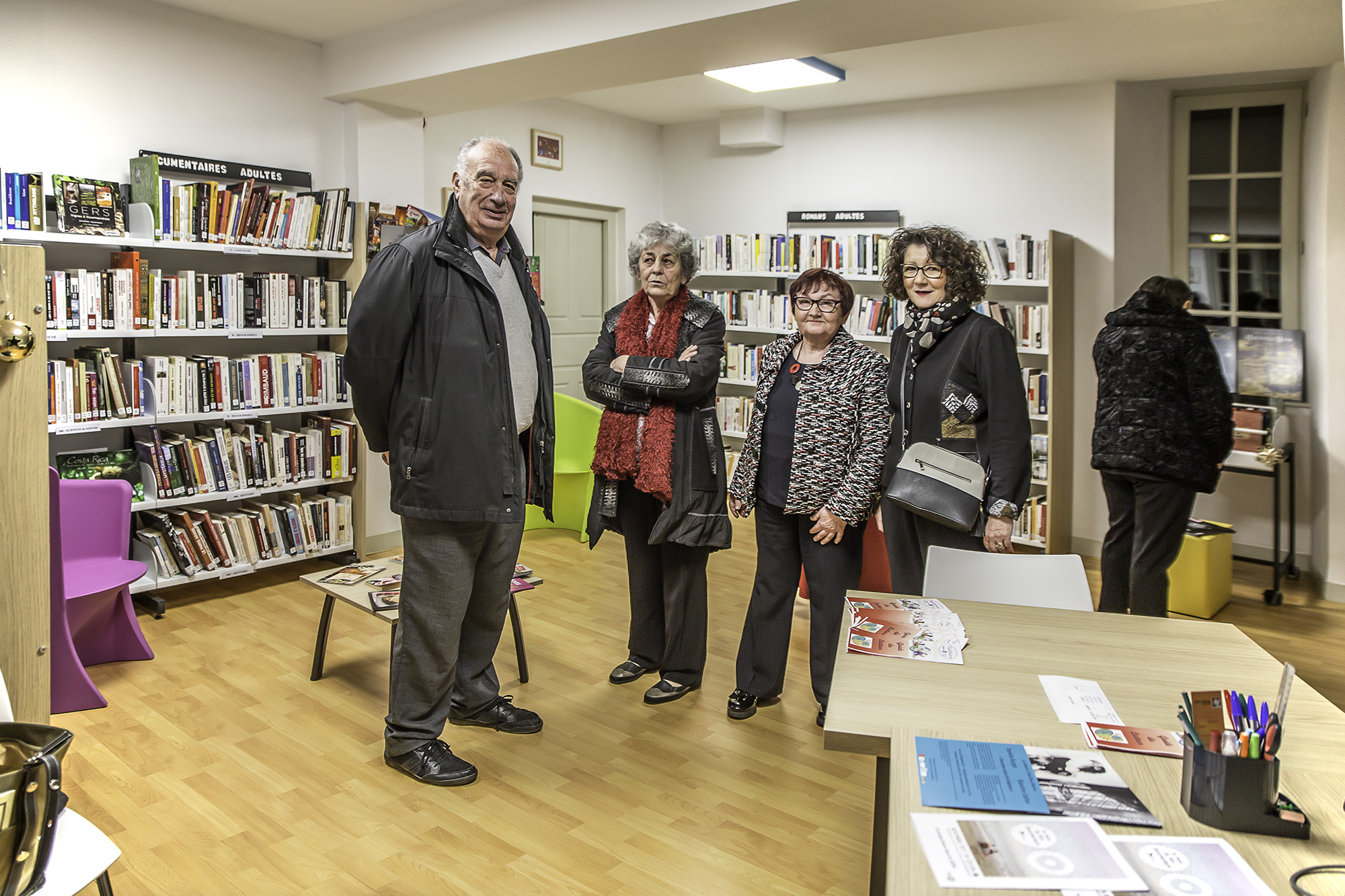 9 Christian Vienne avec 3 bibliothécaires dans une des salles 1bis 151217.jpg