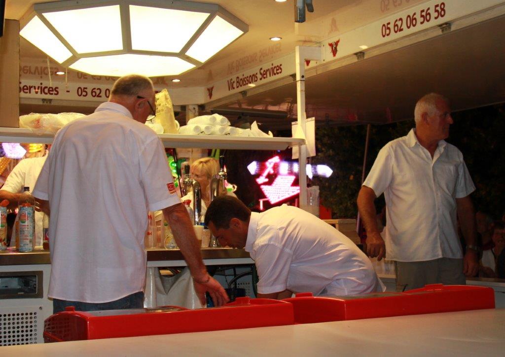 BUVETTE DU COMITE DES FETES EN PLEINE ACTION.jpg