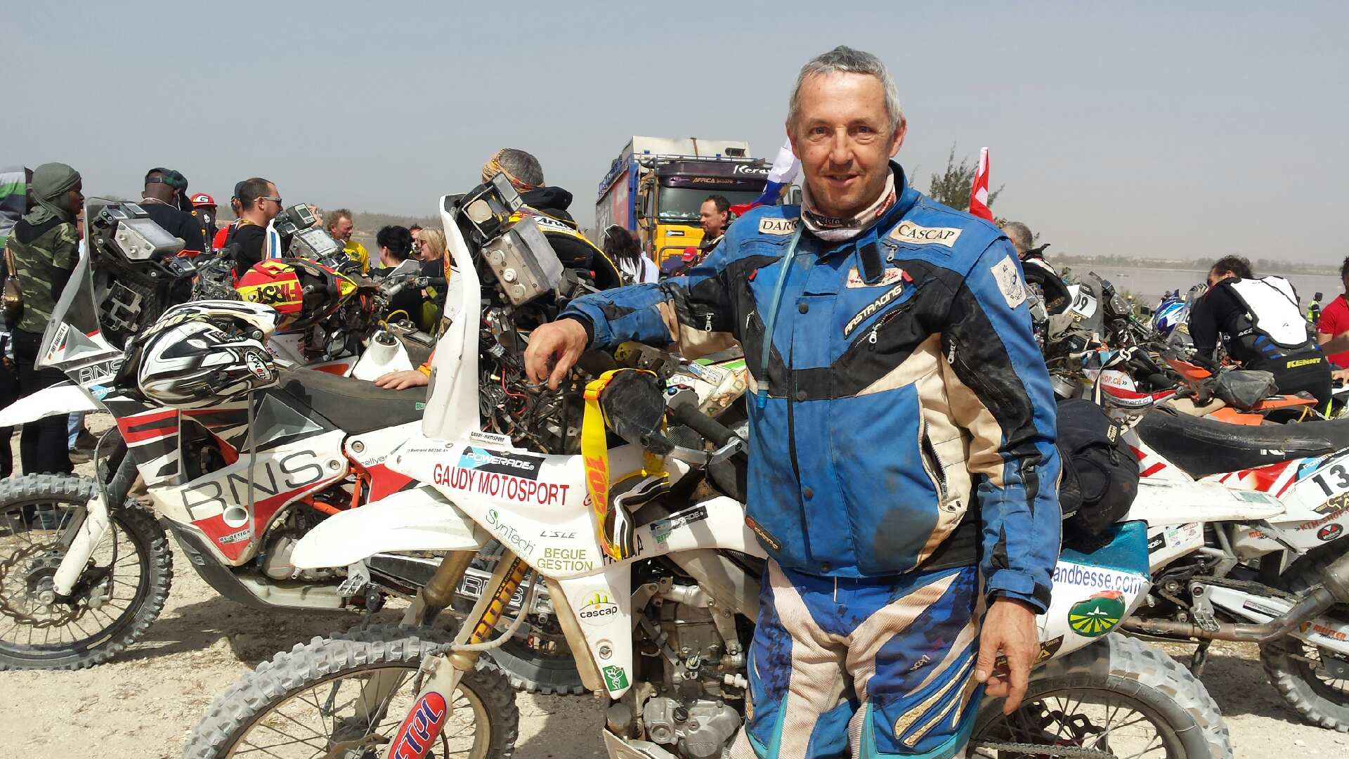 Bertrand Besse la moto et la cascap.jpg