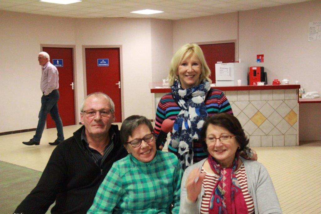 Serge, Ana, Martine et l'aimable caissière du comité pour la vente des cartons.JPG