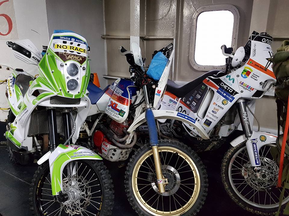 la moto dans le bateau.jpg