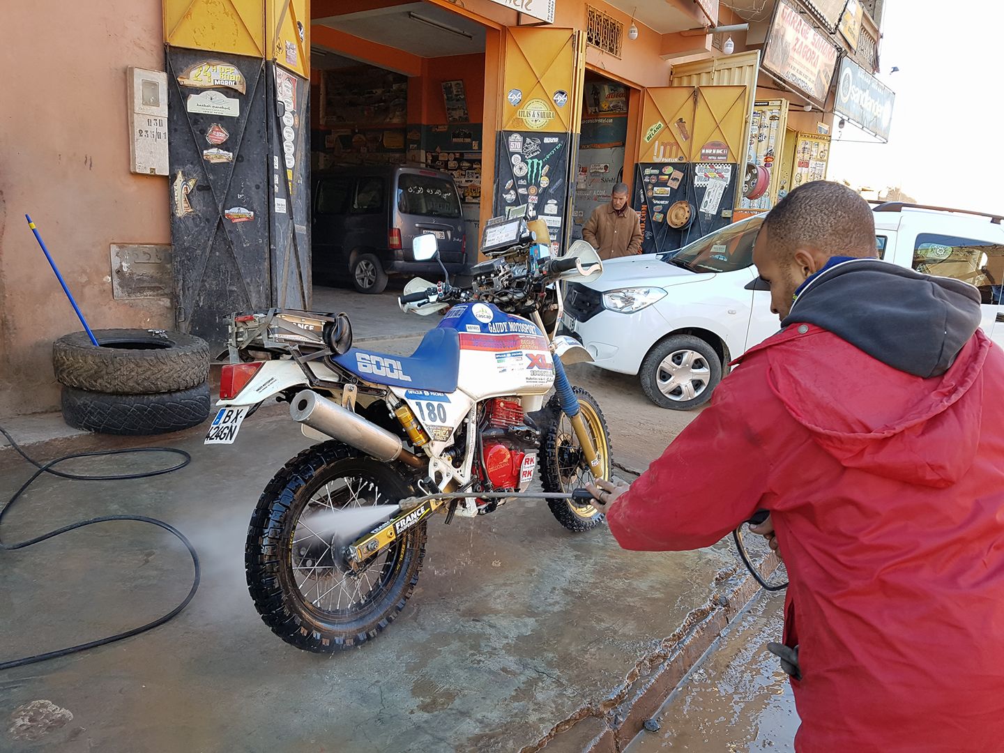 après l'aide à la motarde tombée, un petit tour garage et nettoyage.jpg