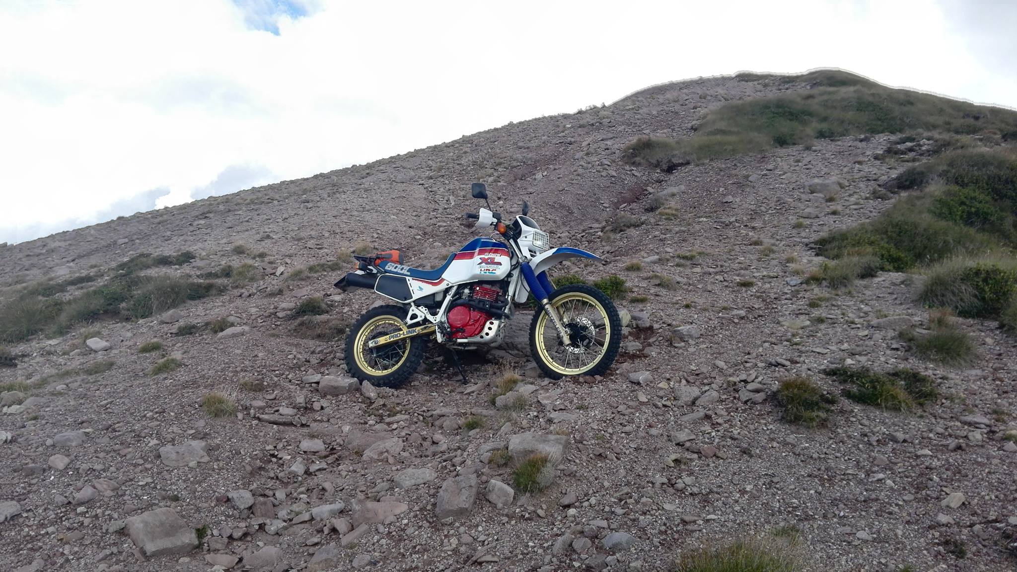 la honda 600 XL sur les cailloux.jpg