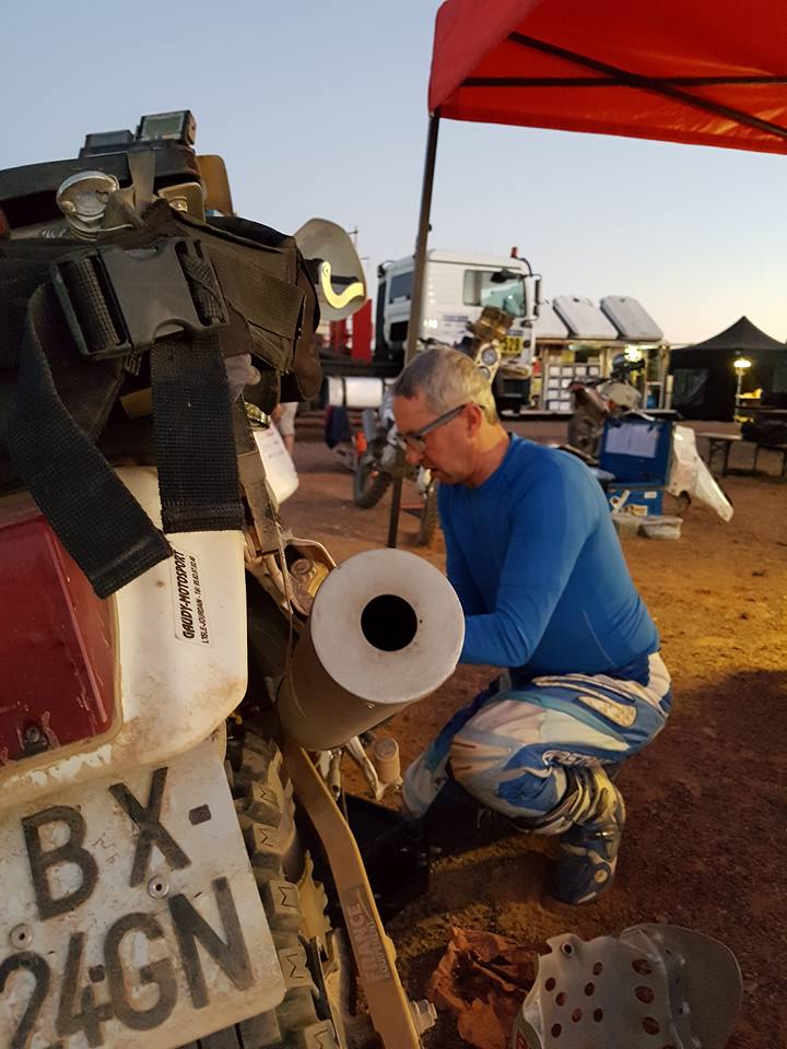 Bertrand au chevet de sa Honda.jpg